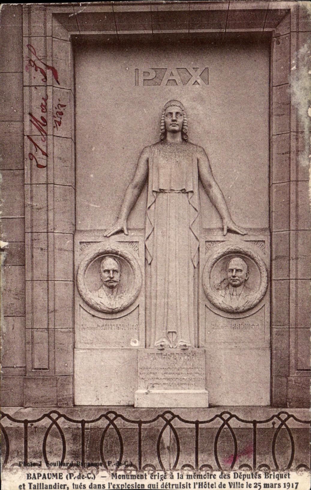 CPA Bapaume Monument erige a la memoire des Deputes Briquet et Taillandier tues dans l'explosion qui detruisit l'hotel d