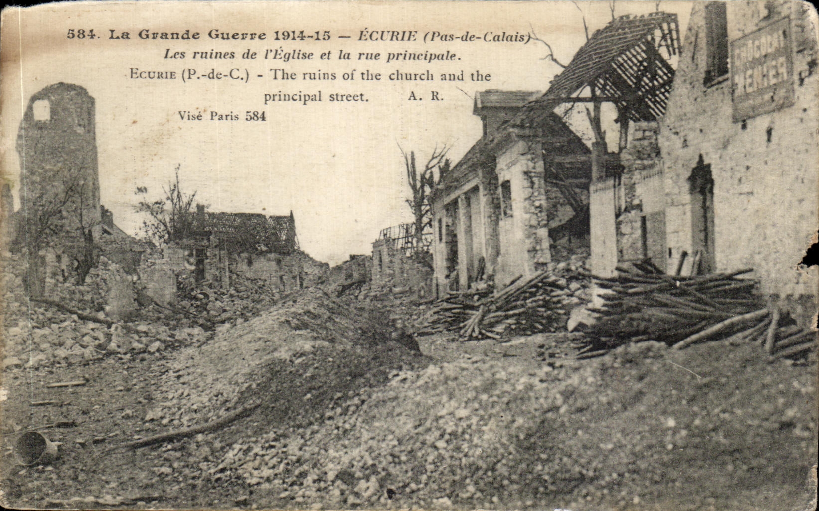 CPA La Grande Guerre Ecurie Les ruines de I'Eglise et la rue principale