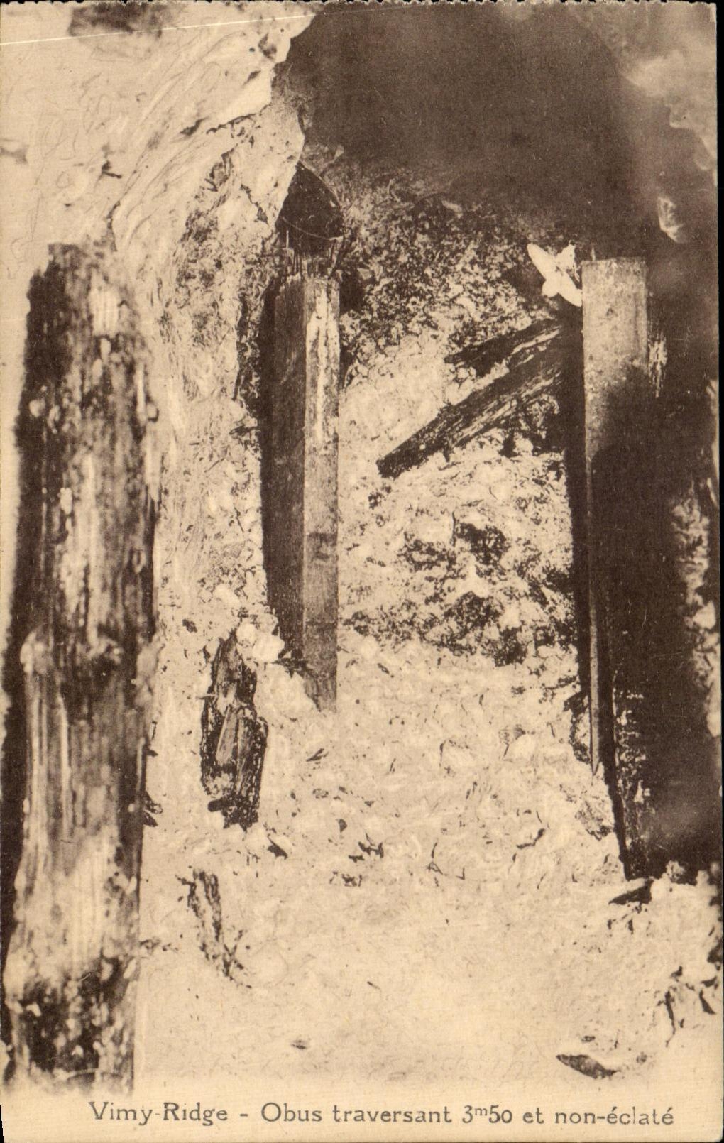 Vimy-Ridge — Obus traversant 3m50 et non-éclaté — Carte postale