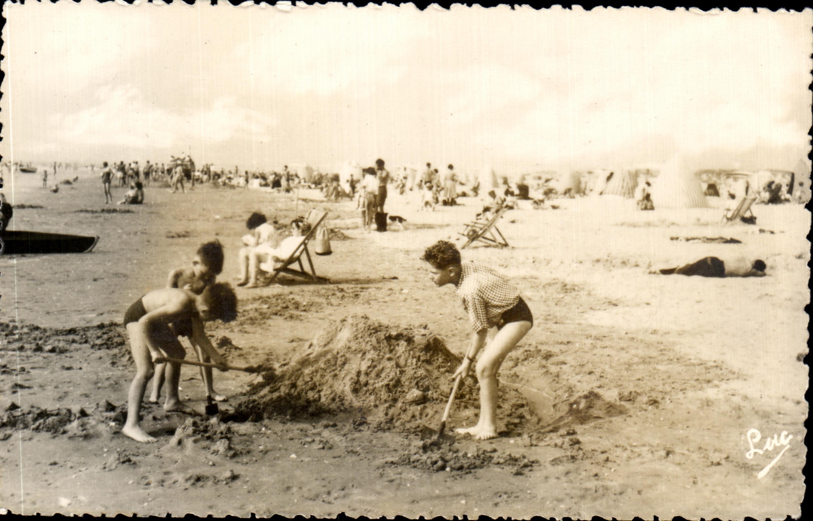 Deux enfants jouant au sable — plage de Merlimont — Éditions D'ART « LUC »
