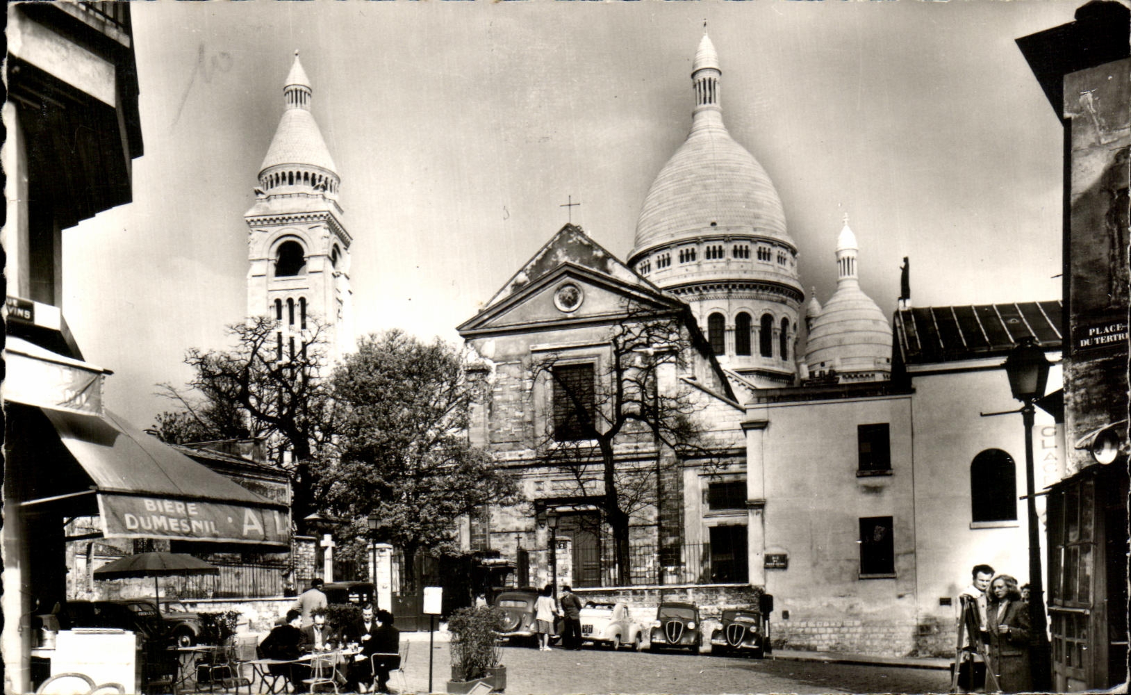 Paris — Montmartre, l'Église Saint-Pierre et le Sacré-Cœur