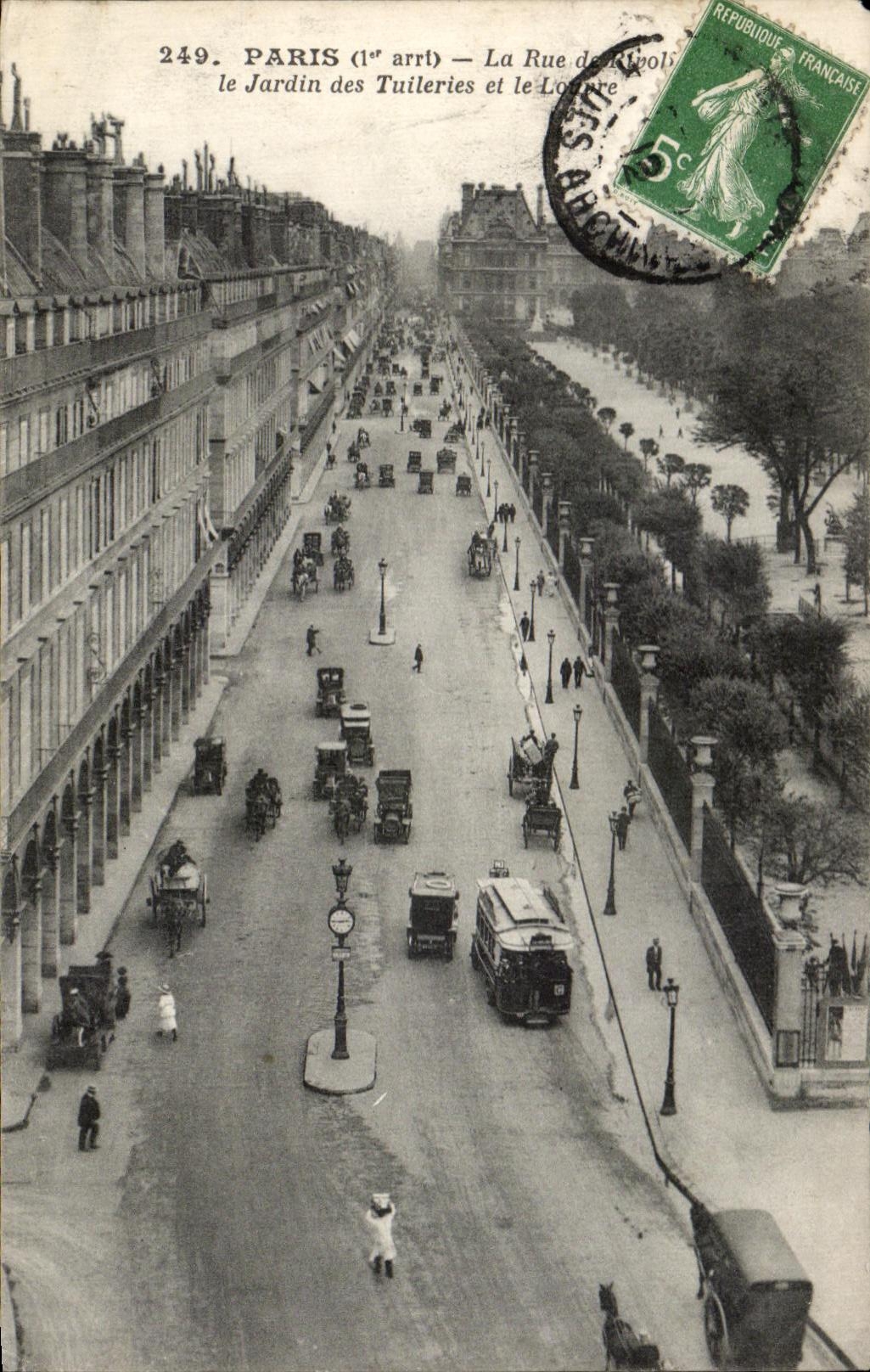 CPA Paris La rue de rivoli Le jardin des Tuileries et le Louvre