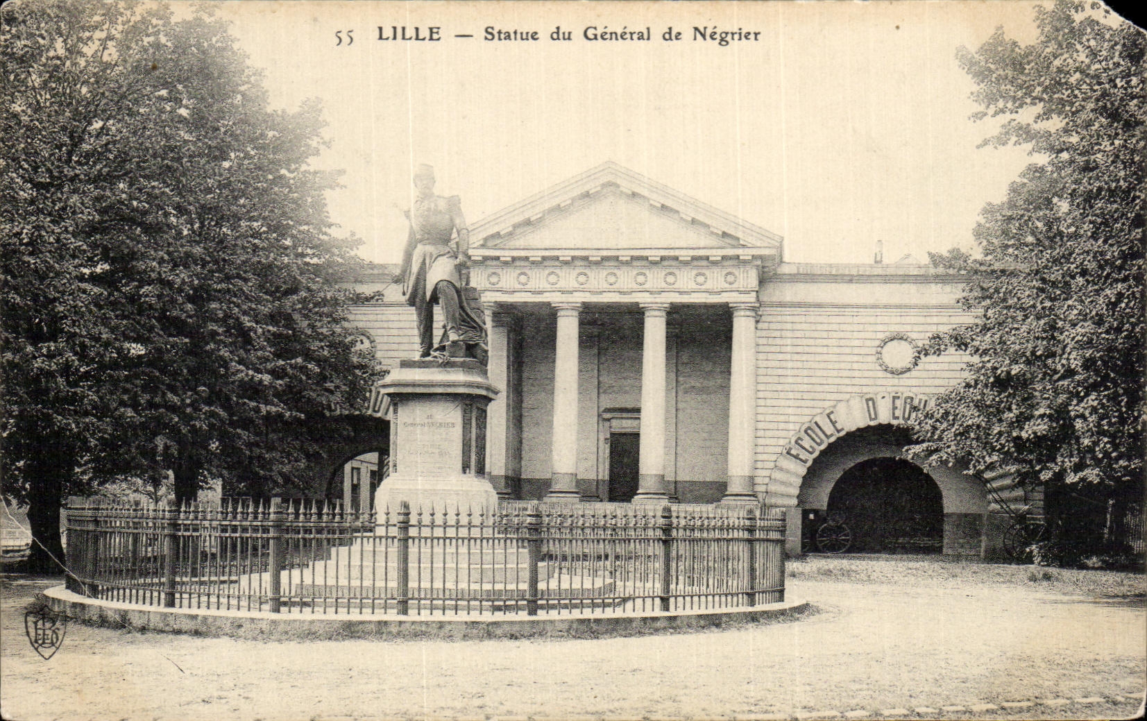 CPA Lille Statue du General de Negrier