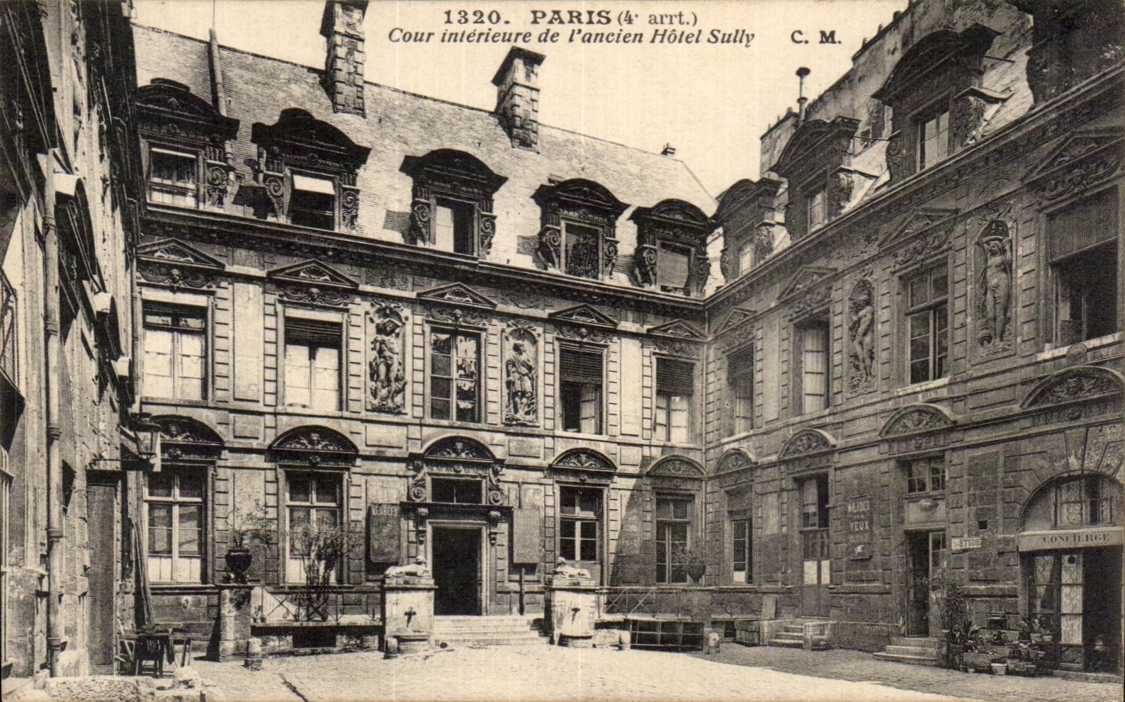 CPA Paris Cour Interieure de L'ancien Hotel Sully