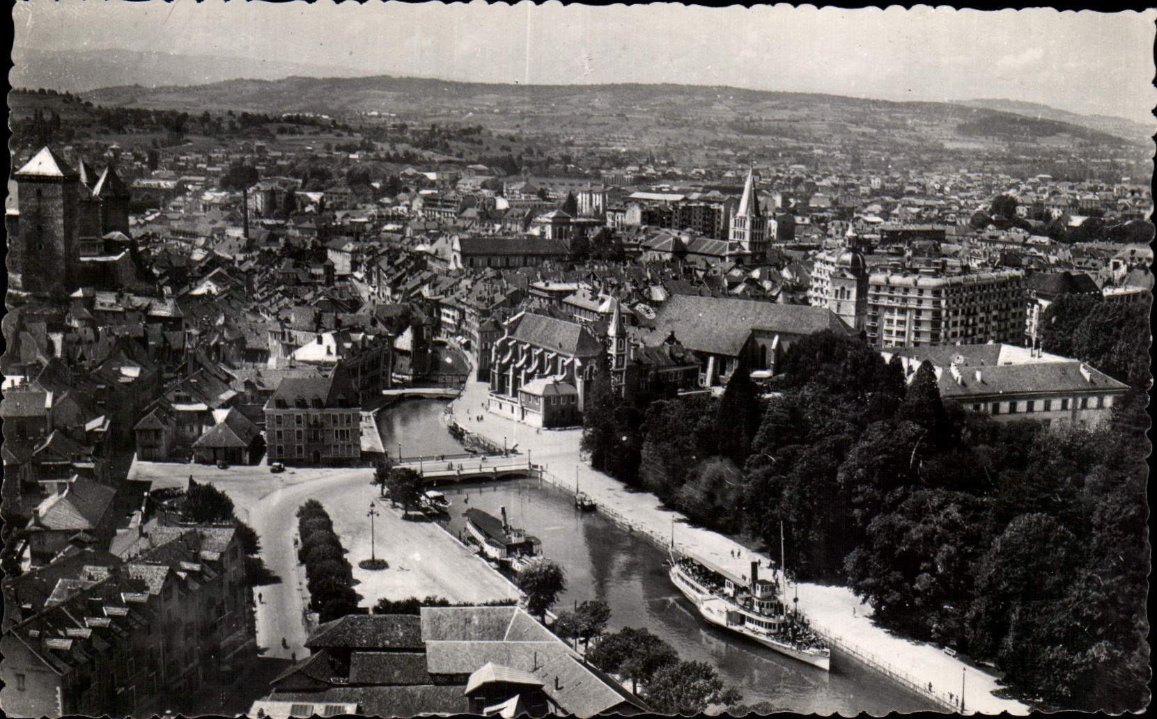 Annecy (Haute-Savoie) — Embarrcadère des bateaux à vapeur et vue sur la Ville — Photographies J. Cellard, 10, montée du Cémin-Neuf
