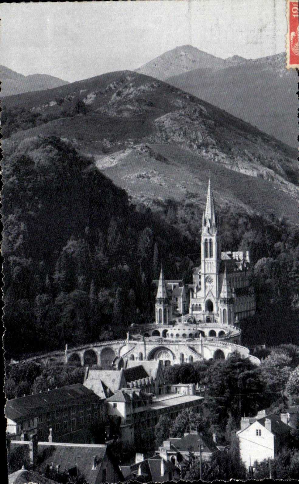 CPA Lourdes La Basilique et La Mantagne du Calvaire