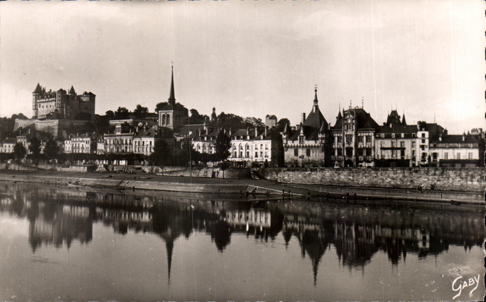 CPSM Saumur Le Chateau Eglise Saint Pierre et l'hotel de ville sur les bords de la Loire 