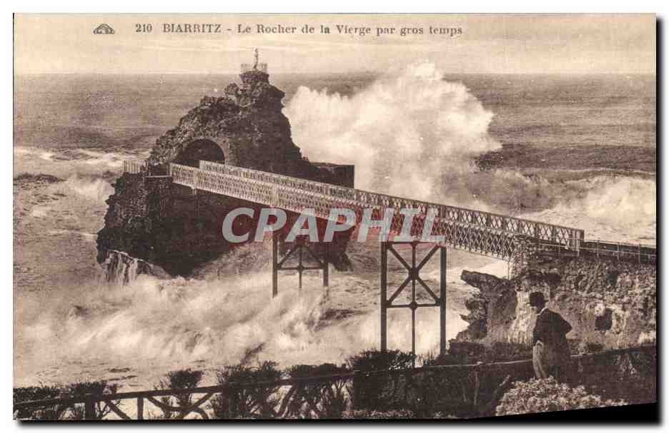 CPA Biarritz Le Rocher de la Vierge par gros temps 