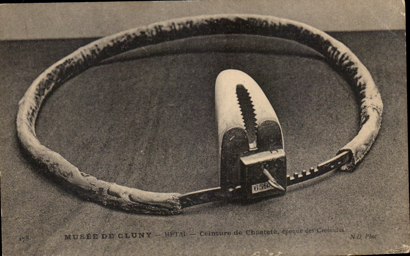 CPA musee de cluny metal Ceinture de chastete Epoque des Croisades Erotique