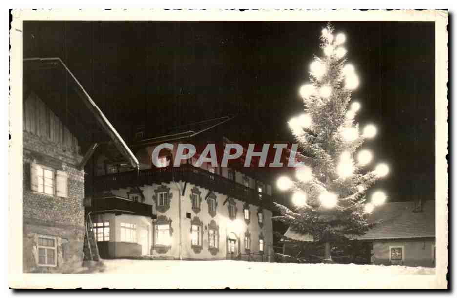 Arbre de Noël illuminé devant un bâtiment hivernal — CPAPHIL 74333