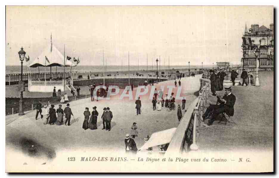 CPA Malo Les Bains La digue et la Plage vues du Casion