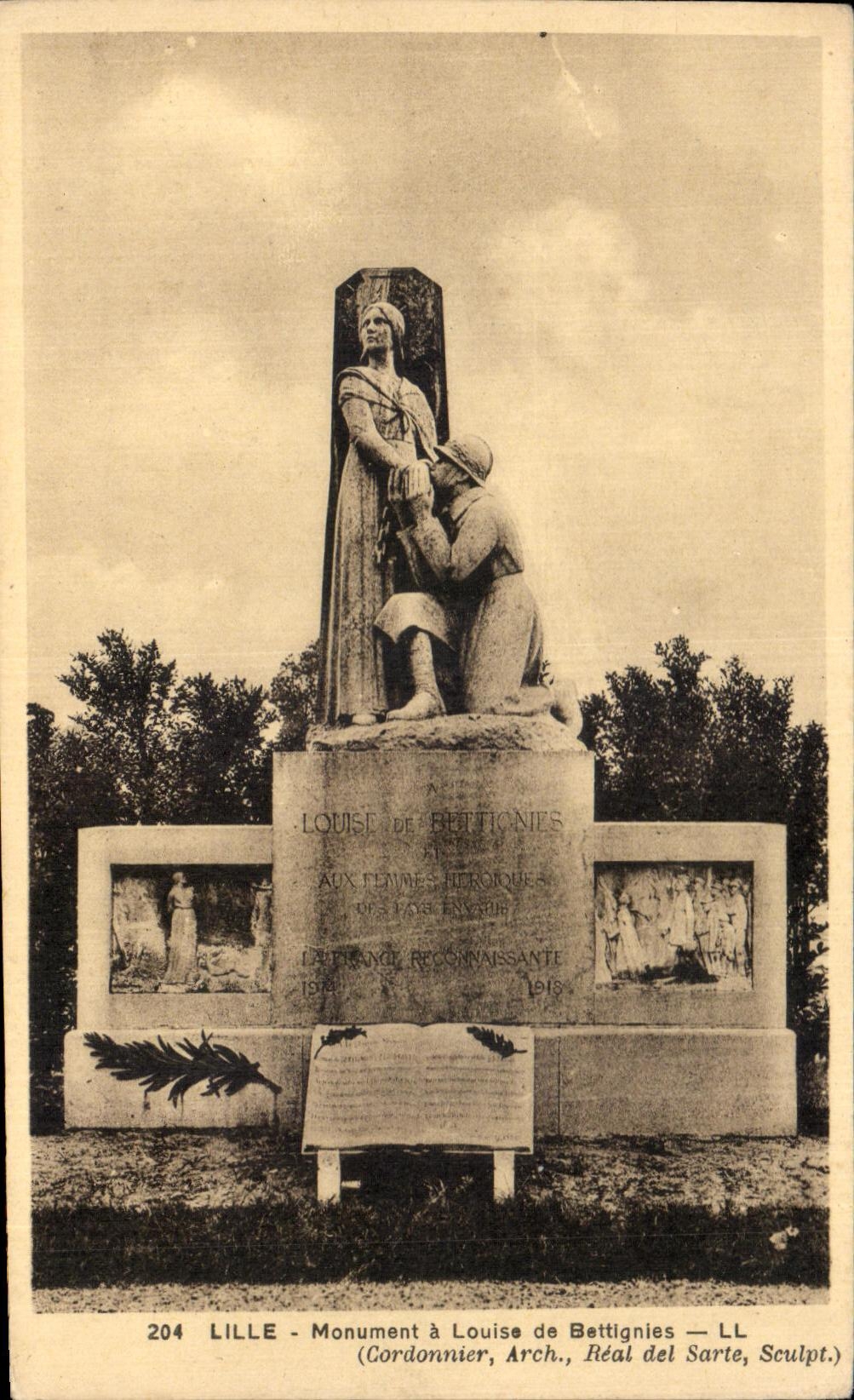 CPA Lille Monument Louise De Bettignies Militaria