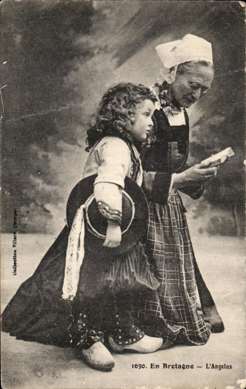 CPA en Bretaene L'Angelus Folklore Femme Enfant