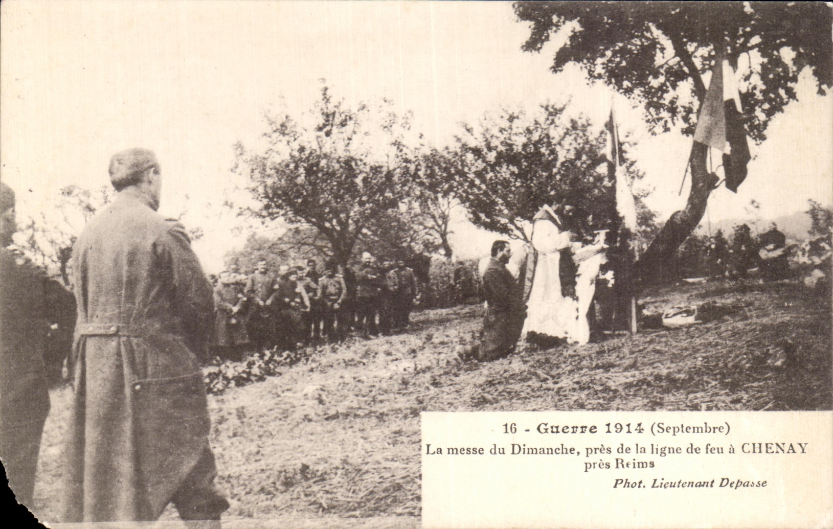 La messe du Dimanche près de la ligne de feu à CHENAY — Guerre 1914 (Septembre) — Phot. Lieutenant Depasse
