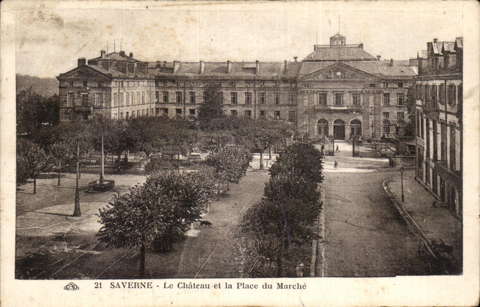 SAVERNE - Le Château et la Place du Marché