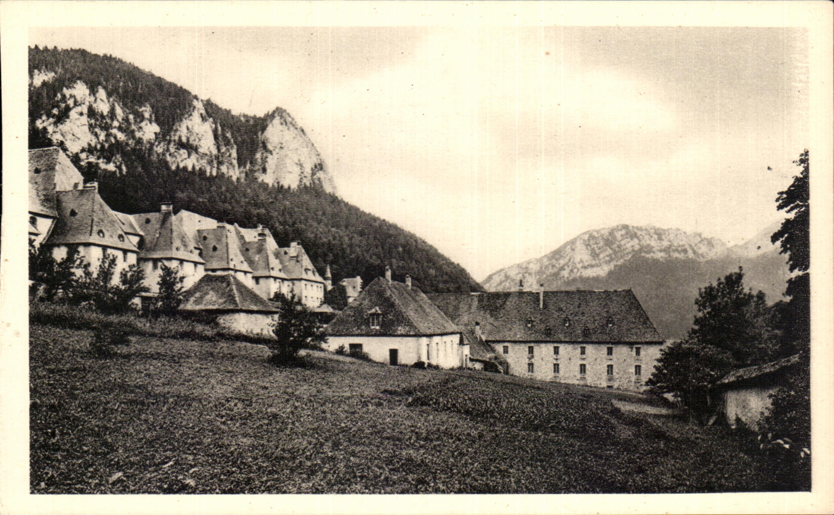 Kloster La Grande Chartreuse — Gebäude der alten Destillerie — Serv. Commercial Monumenta Historiques, Paris