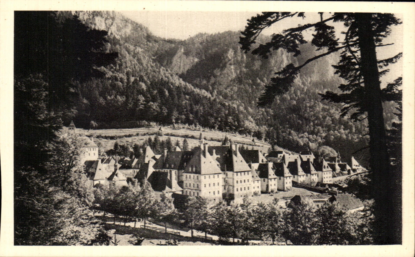 Monastère de la Grande Chartreuse — Vue d'ensemble — Sev.v. Commercial Monuments Historiques, Paris