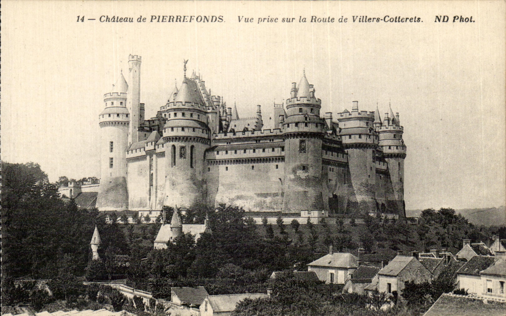 Château de PIERREFONDS — Vue prise sur la Route de Villers-Cotterets — ND Phot.