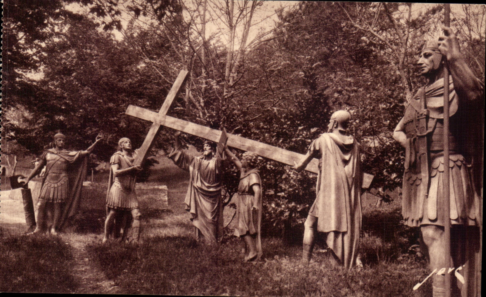 CPA Lourdes Le Calvaire Jesus charge de sa Croix