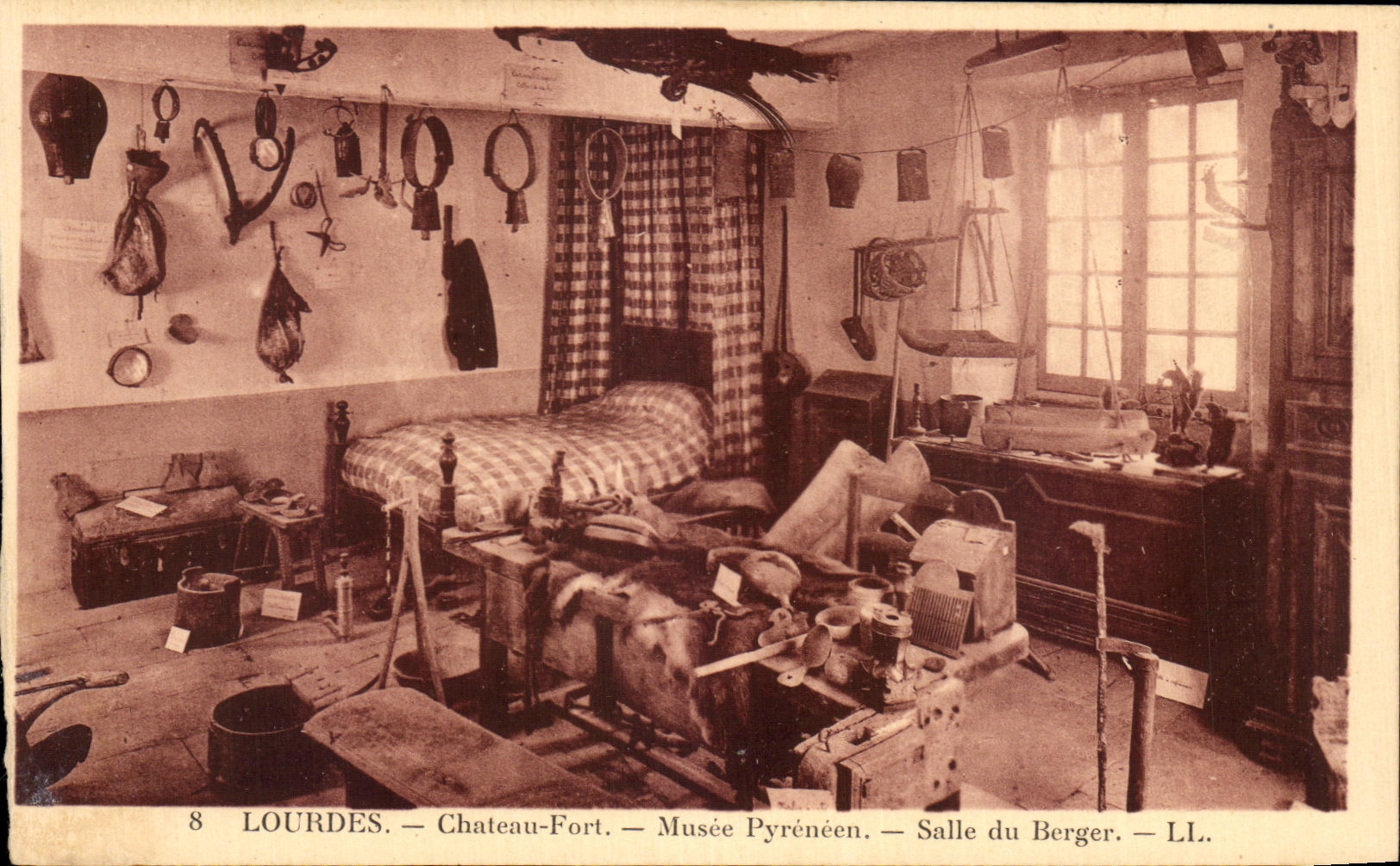 CPA Lourdes Chateau Fort Musee Pyreneen Salle du Berger