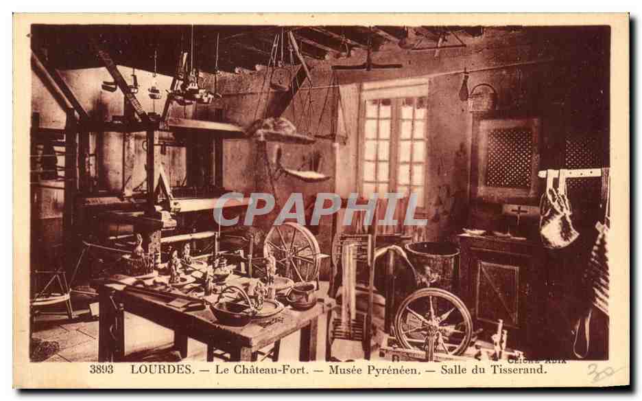 CPA Lourdes Le Chateau Fort Musee Pyreneen Salle du Tisserand