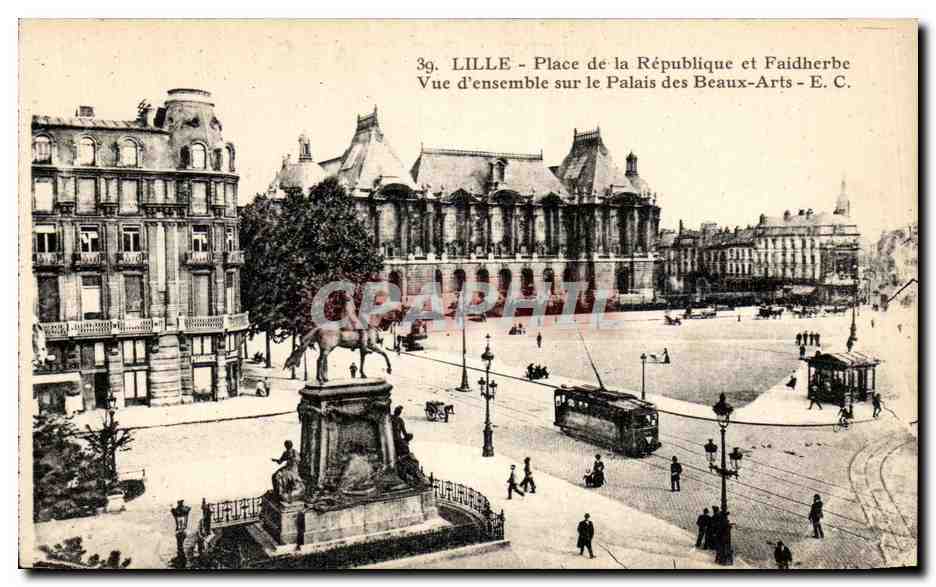 CPA Lille Place de la Republique et Faidherbe Vue d'ensemble sur le Palais des Beaux Arts