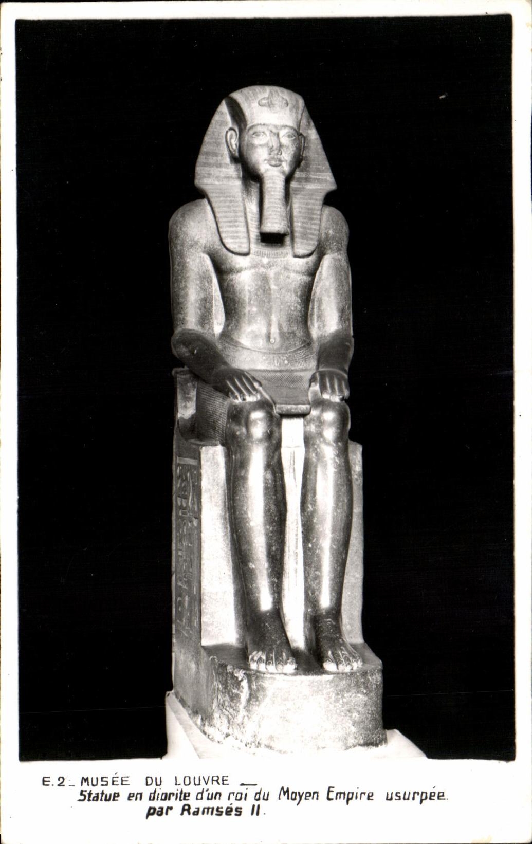 Dioritstatue eines Pharaos aus dem Mittleren Reich, angeblich Ramsès II zugeschrieben — Louvre-Museum — E.2