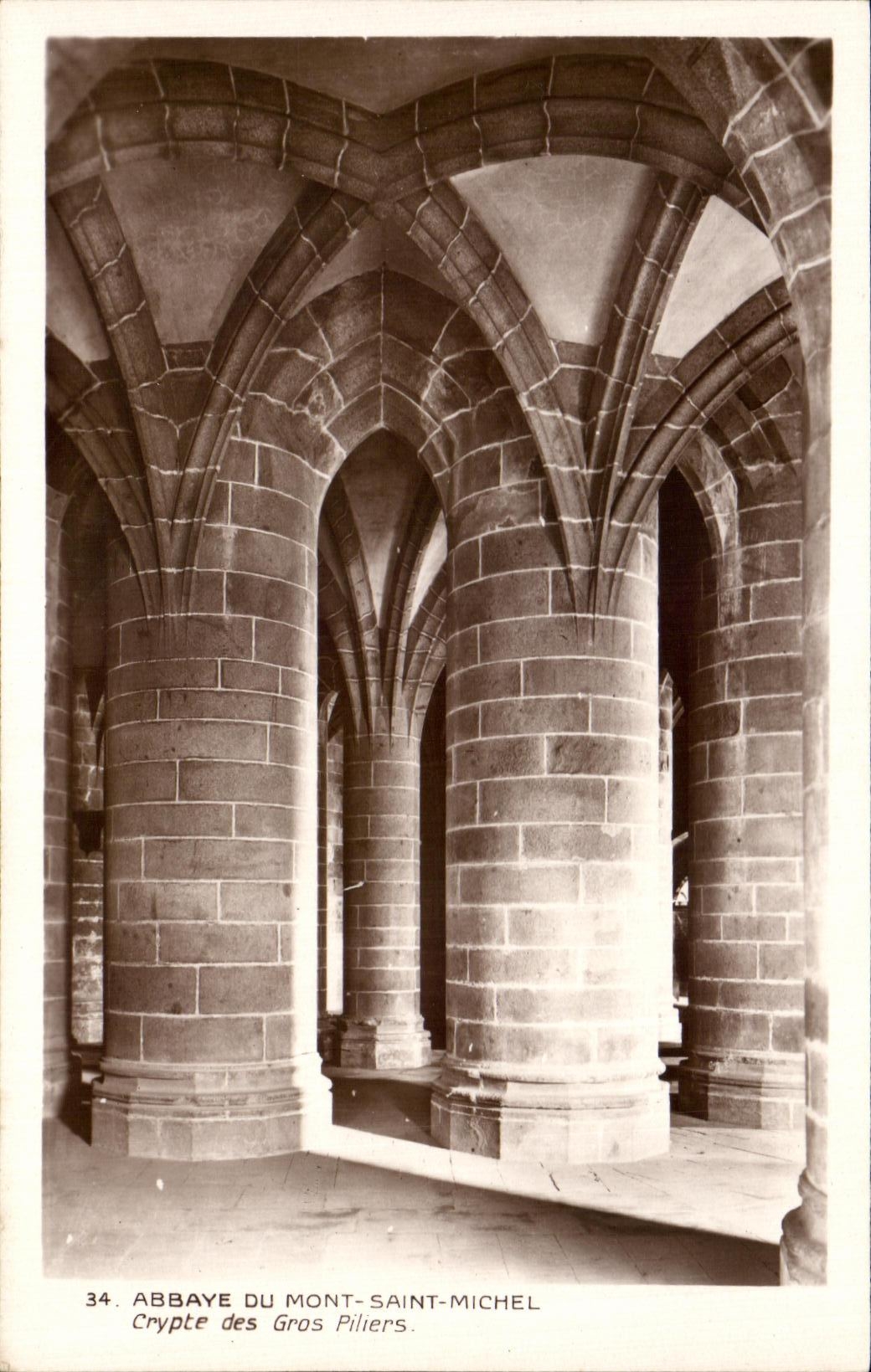 CPA Abbaye Du Mont Saint Michel Crypte des Gros Piliers