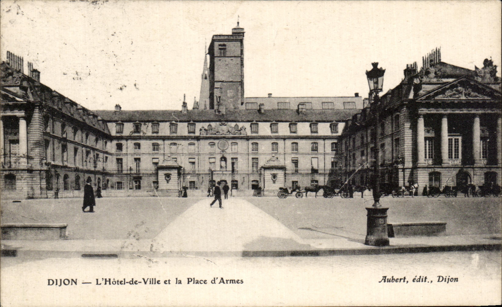 CPA Dijon L'Hotel de Ville et la Place d'Armes
