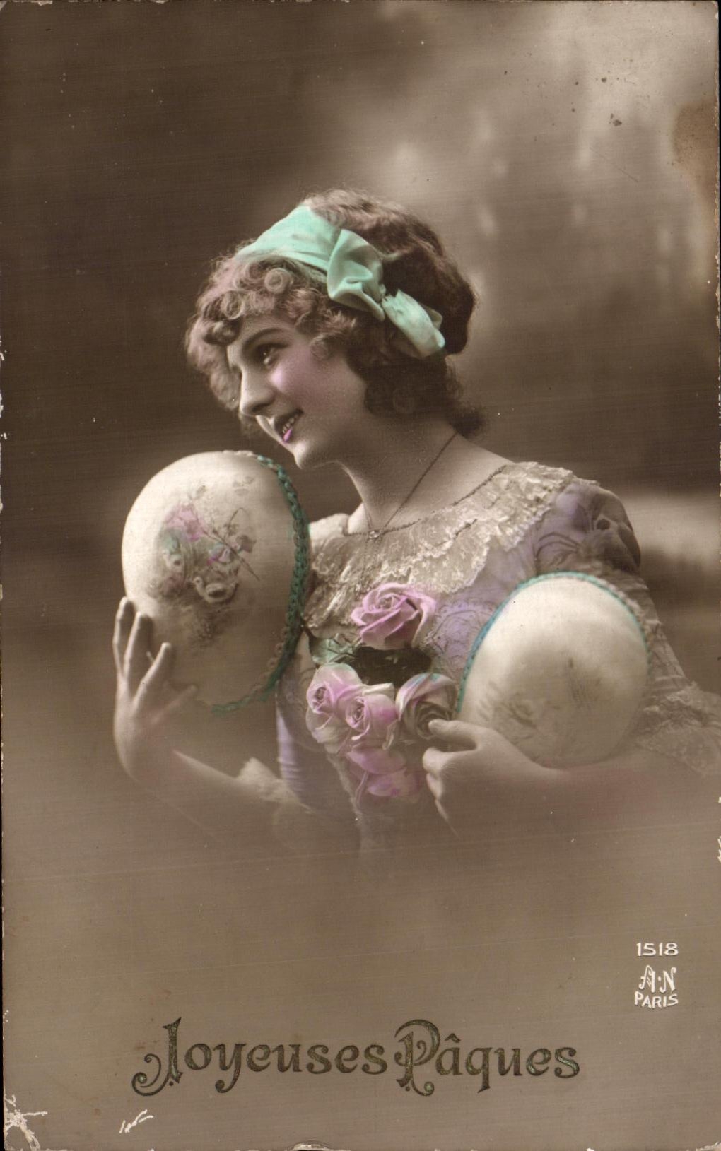 Jeune femme tenant des œufs de Pâques — Joyeuses Pâques — AN Paris, n° 1518