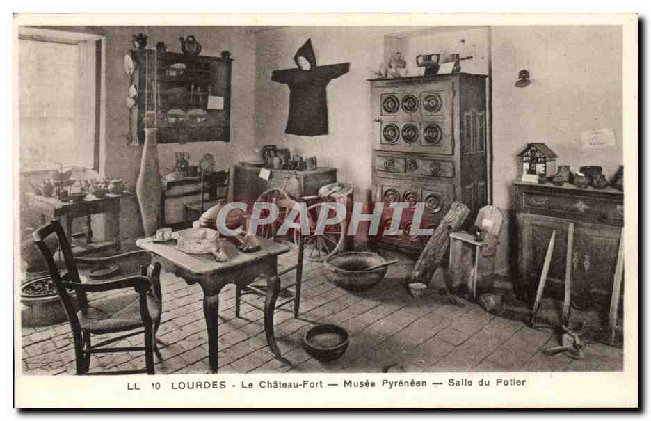 CPA Lourdes Le Chateau Fort Musee Pyreneen Salle du Potier