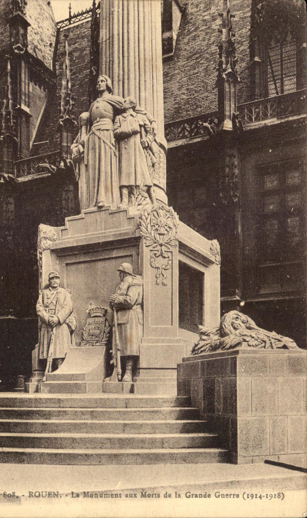 CPA Rouen Le monument aux Morts de la Grande Guerre Militaria