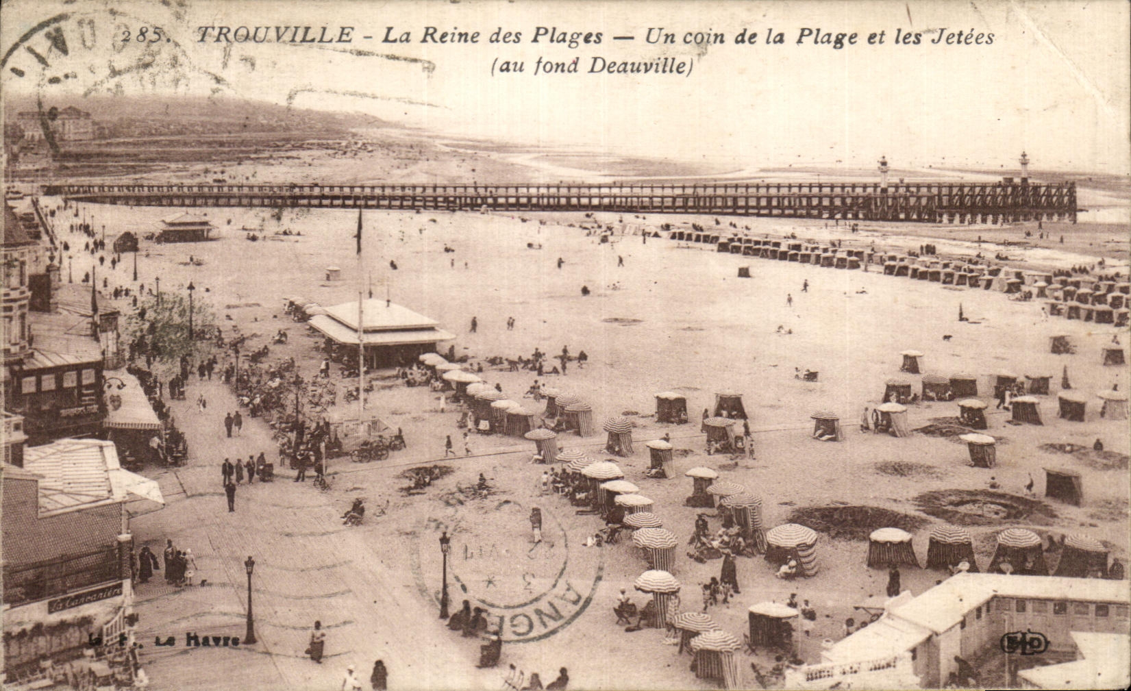 CPA Trouville La Reine des Plages Un coin de la Plage et les Jetees