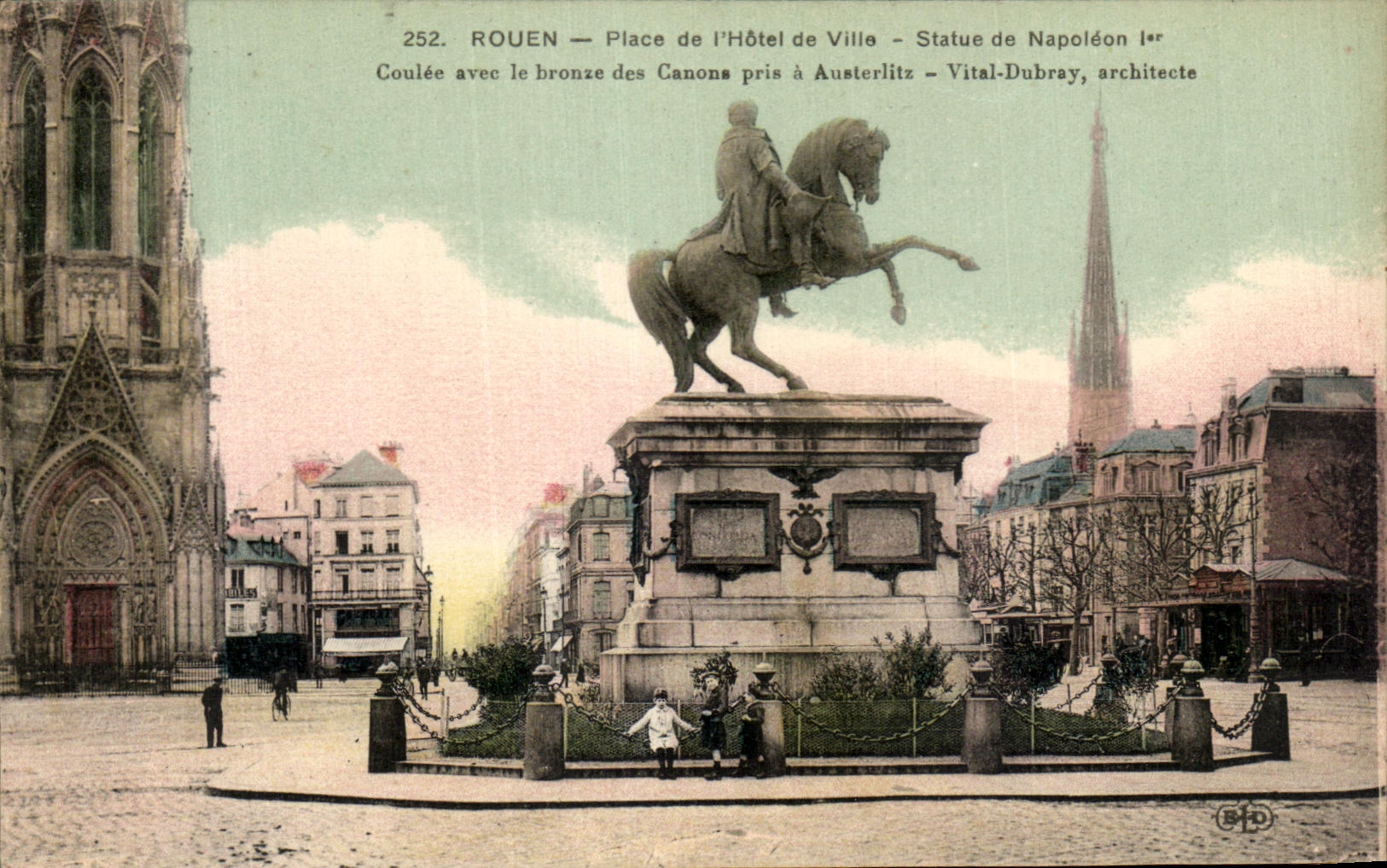 CPA Rouen Place de L'Hotel de ville Statue de Napoleon 1er
