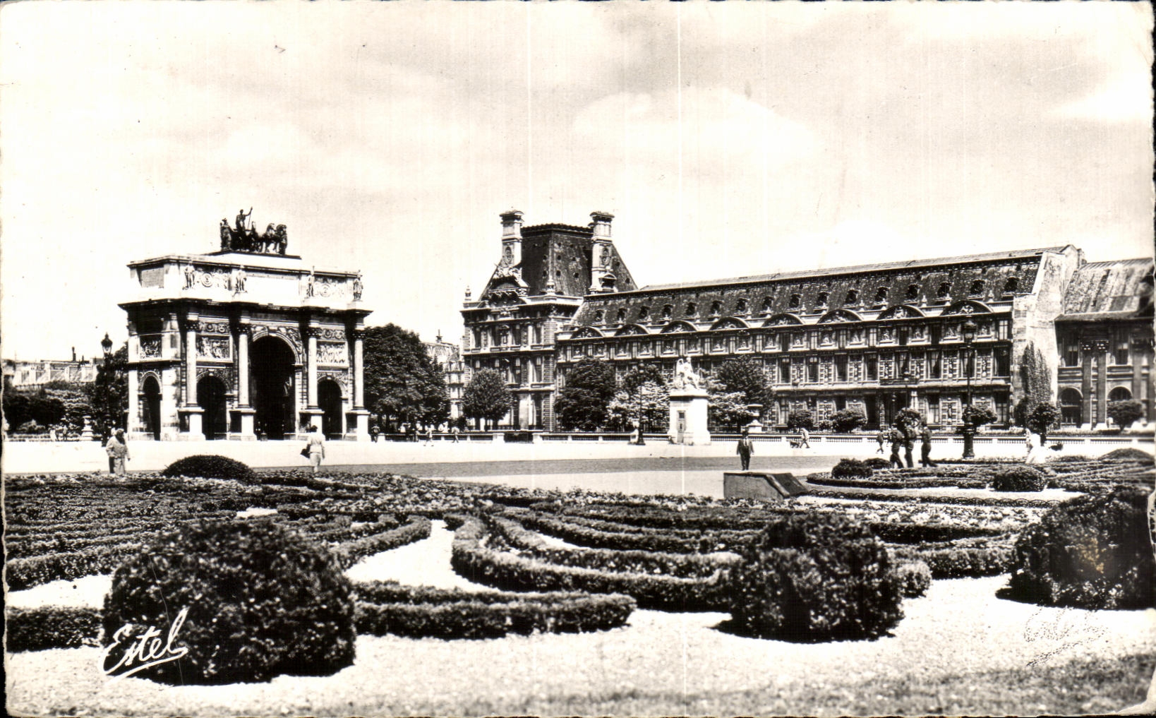 CPA Paris Les Jardins des Tuileries et l'arc de Triomphe du Carrousel
