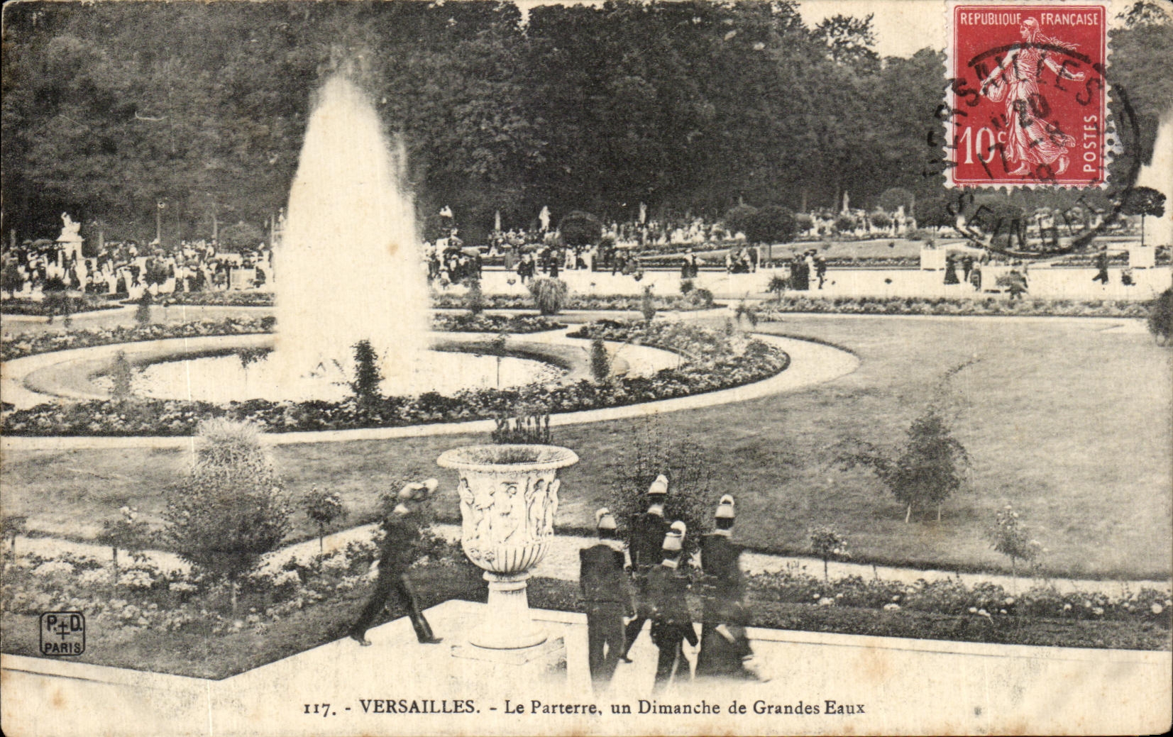 CPA Versailles Le Parterre un Dimanche de Grandes Eaux