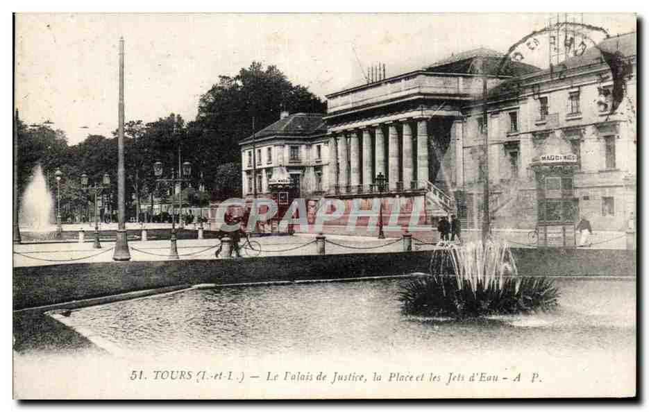 CPA Tours Le Palais de Justice la Place et les jets d'Eau