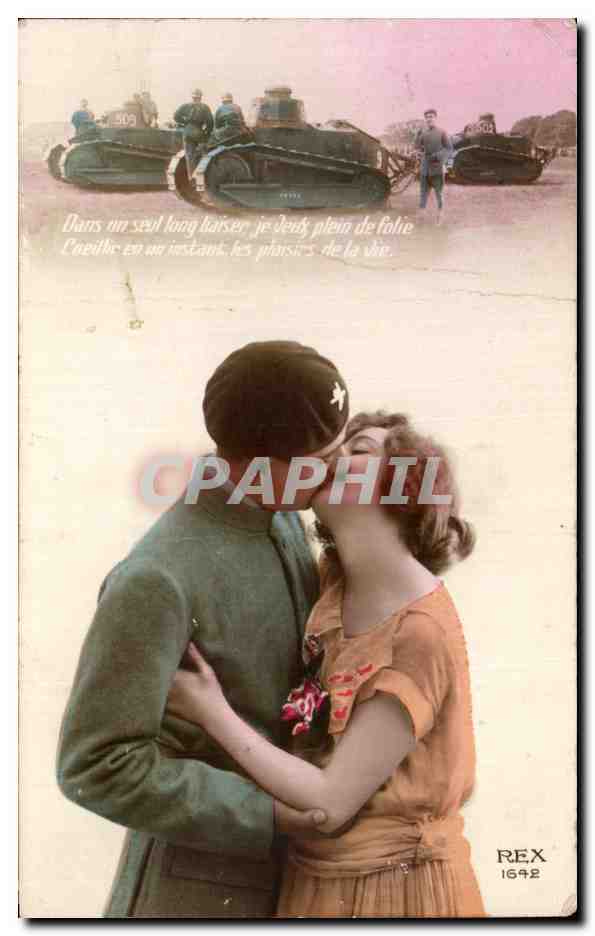 CPA Couple Femme Tanks Militaria
