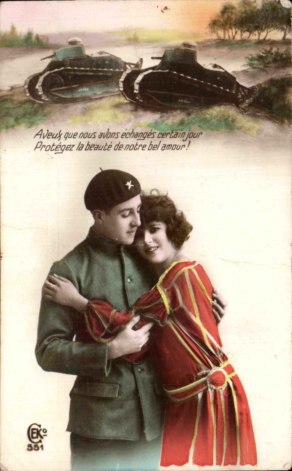 CPA Couple Femme Tanks Militaria 