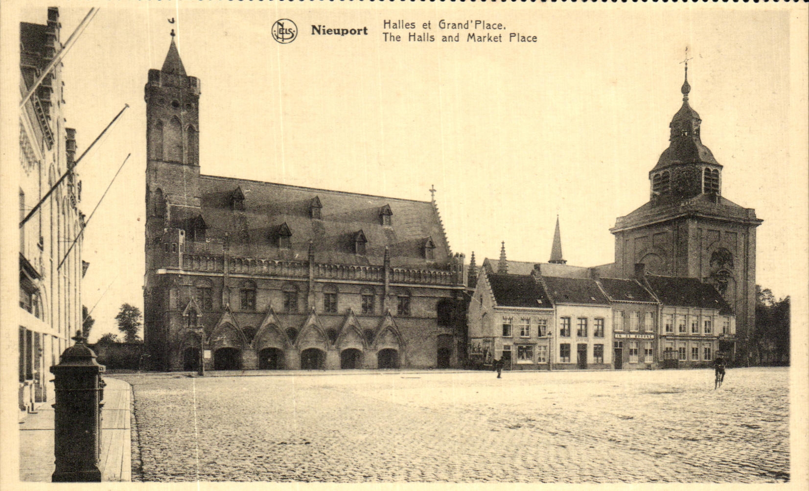 CPA Nieuport Halles et Grand Place 