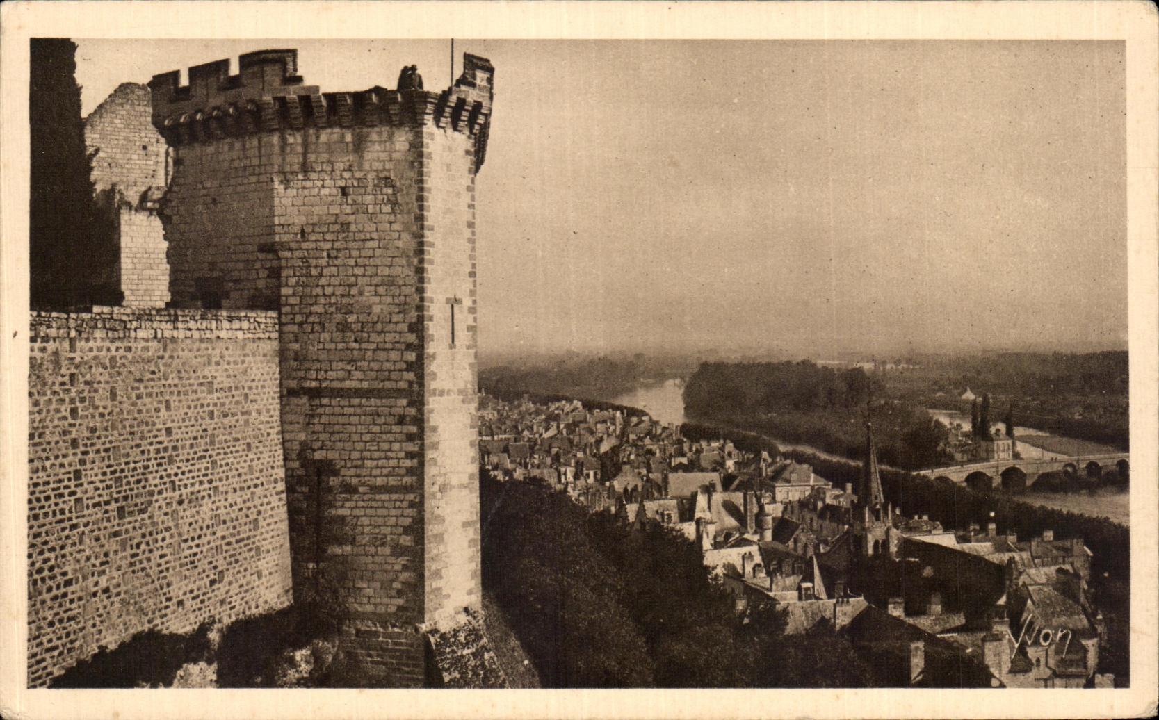 CPA Chinon Ve generale de la Ville prise du Chateau