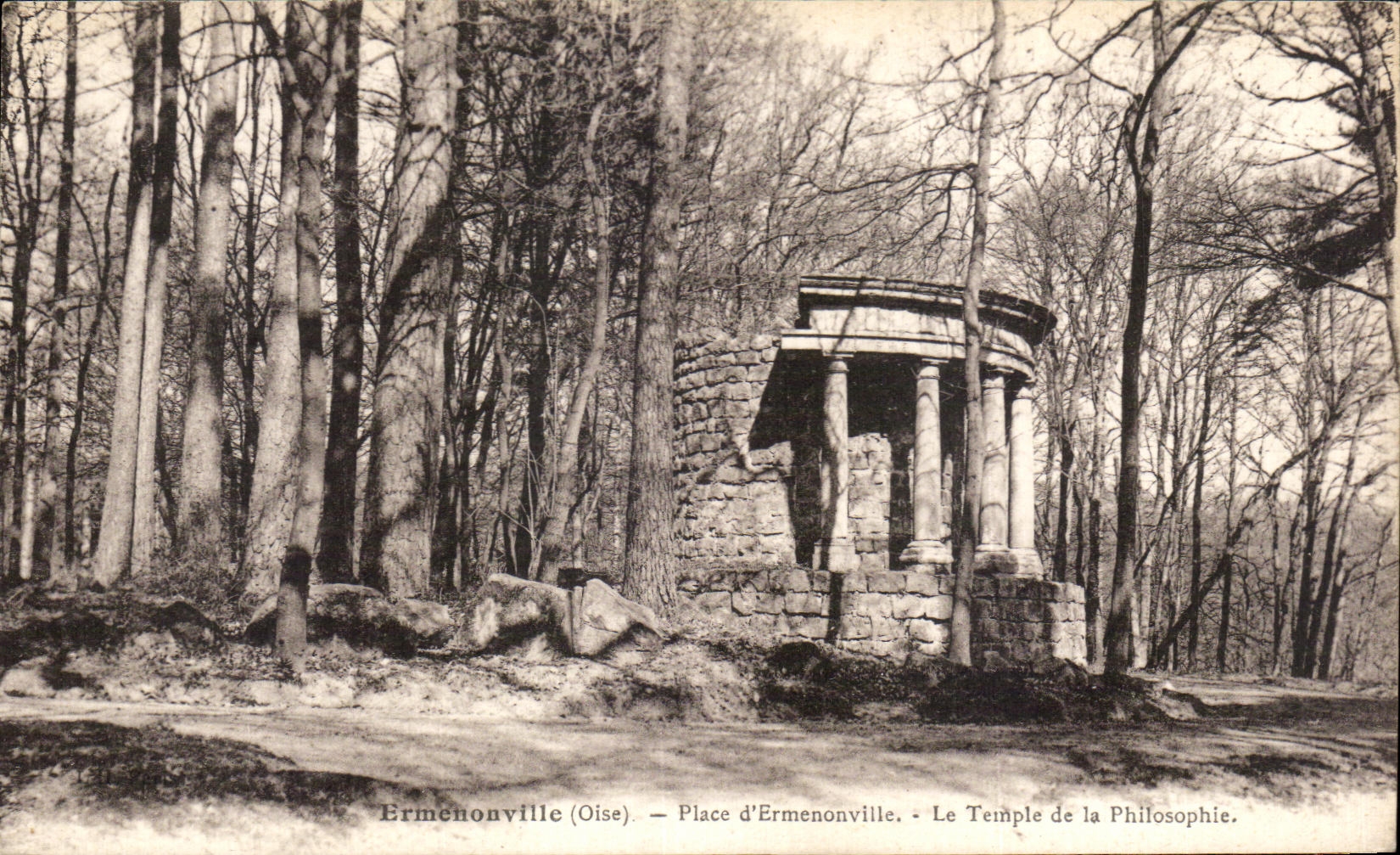 CPA Ermenonville Place d'Ermenonville Le temple de la Philosophie