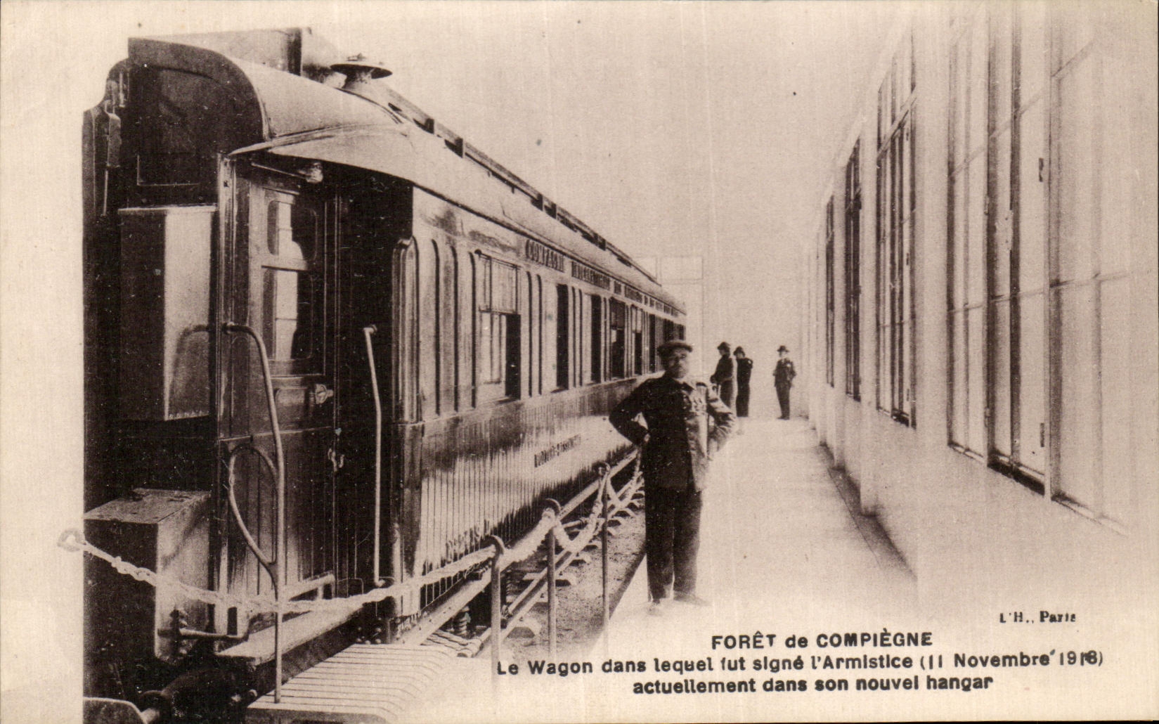 CPA Foret de Compiegne le wagon dans lequel fut signe l'Armistice actuellement dans son nouvel hangar Militaria 