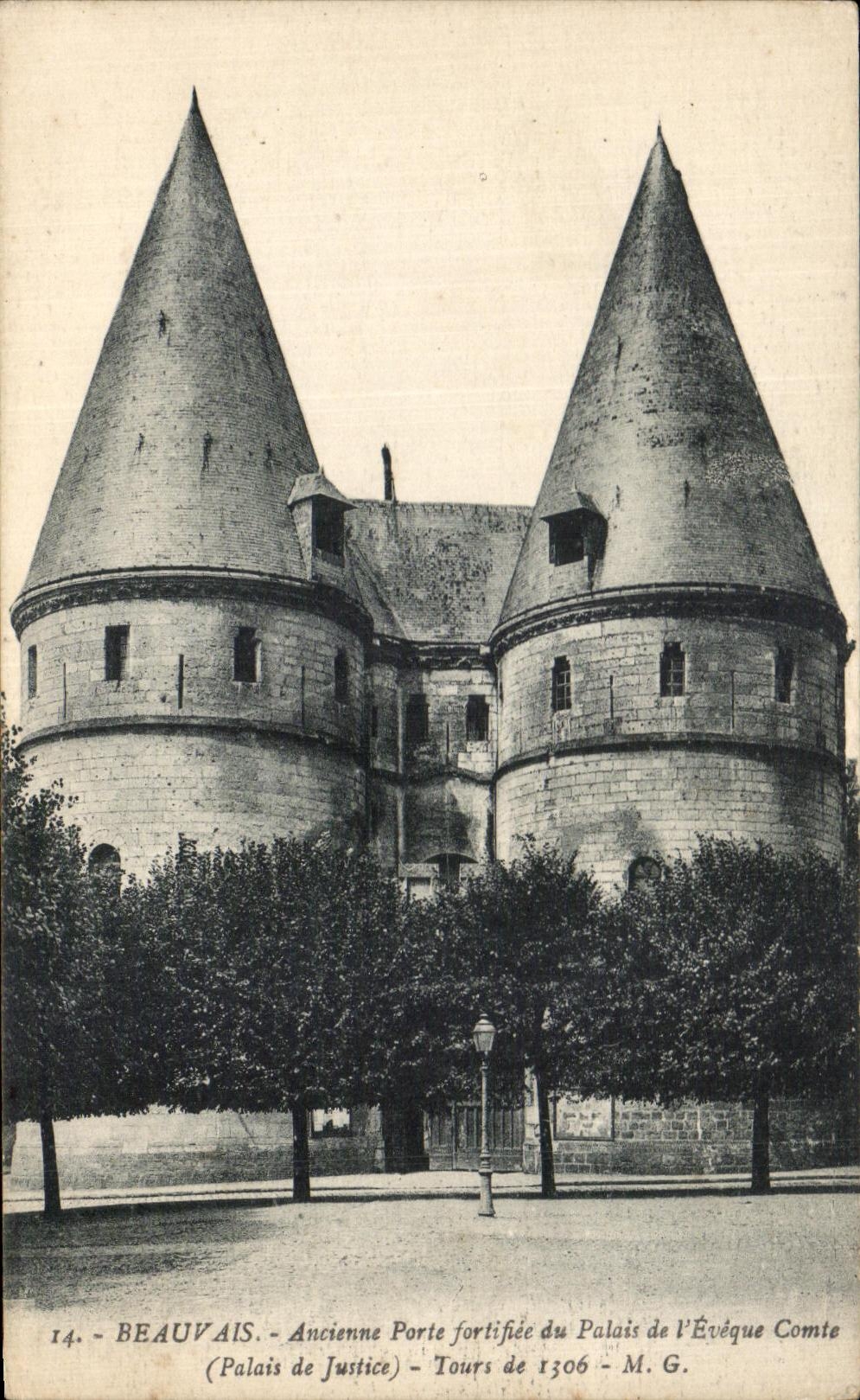 Beauvais - Ancienne Porte fortifiée du Palais de l'Évêque Comte (Palais de Justice) - Tours de 1306 - M.G.