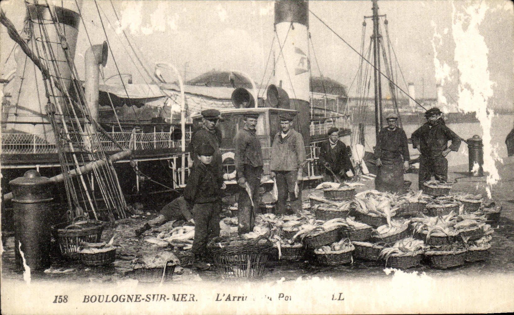 CPA Boulogne sur Mer L'arrivee du poisson TOP
