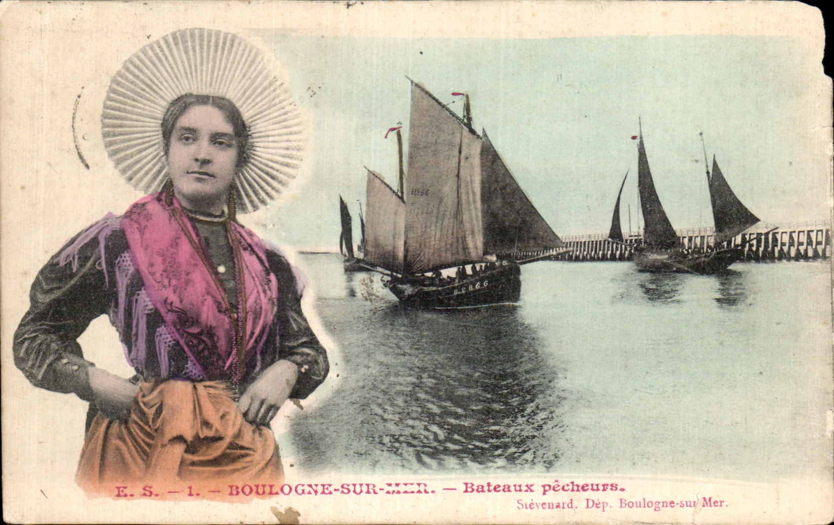 CPA Boulogne Sur Mer Bateaux pecheurs Folklore Costume Bateaux