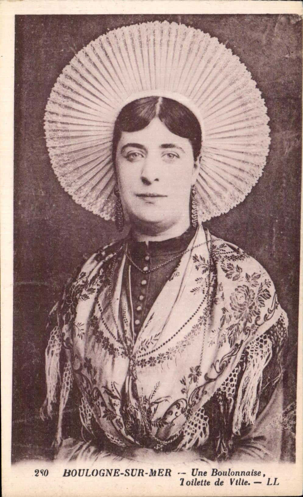 Boulogne-sur-Mer — Una Boulonnaise, Toilette de Ville — LL, n° 280