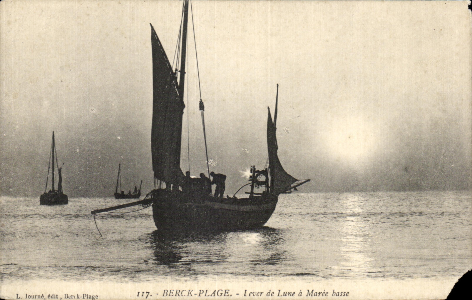 CPA Berck Plage Lever de Lune a Maree Basse Bateau