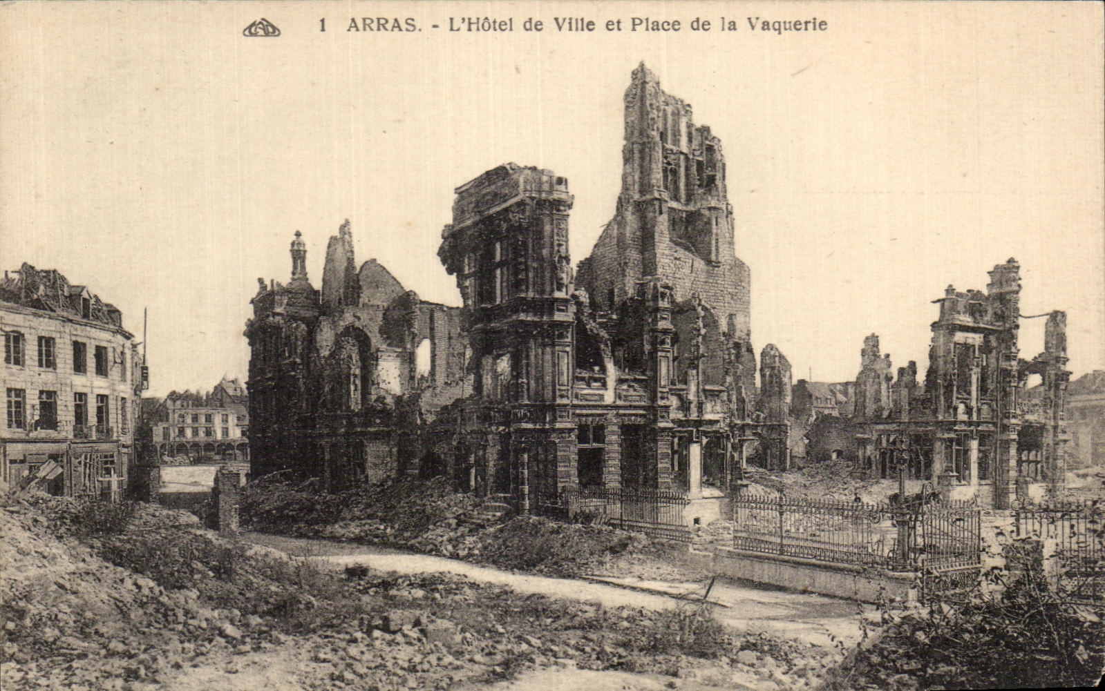 CPA Arras L'Hotel de Ville et Place de la Vaquerie Militaria 