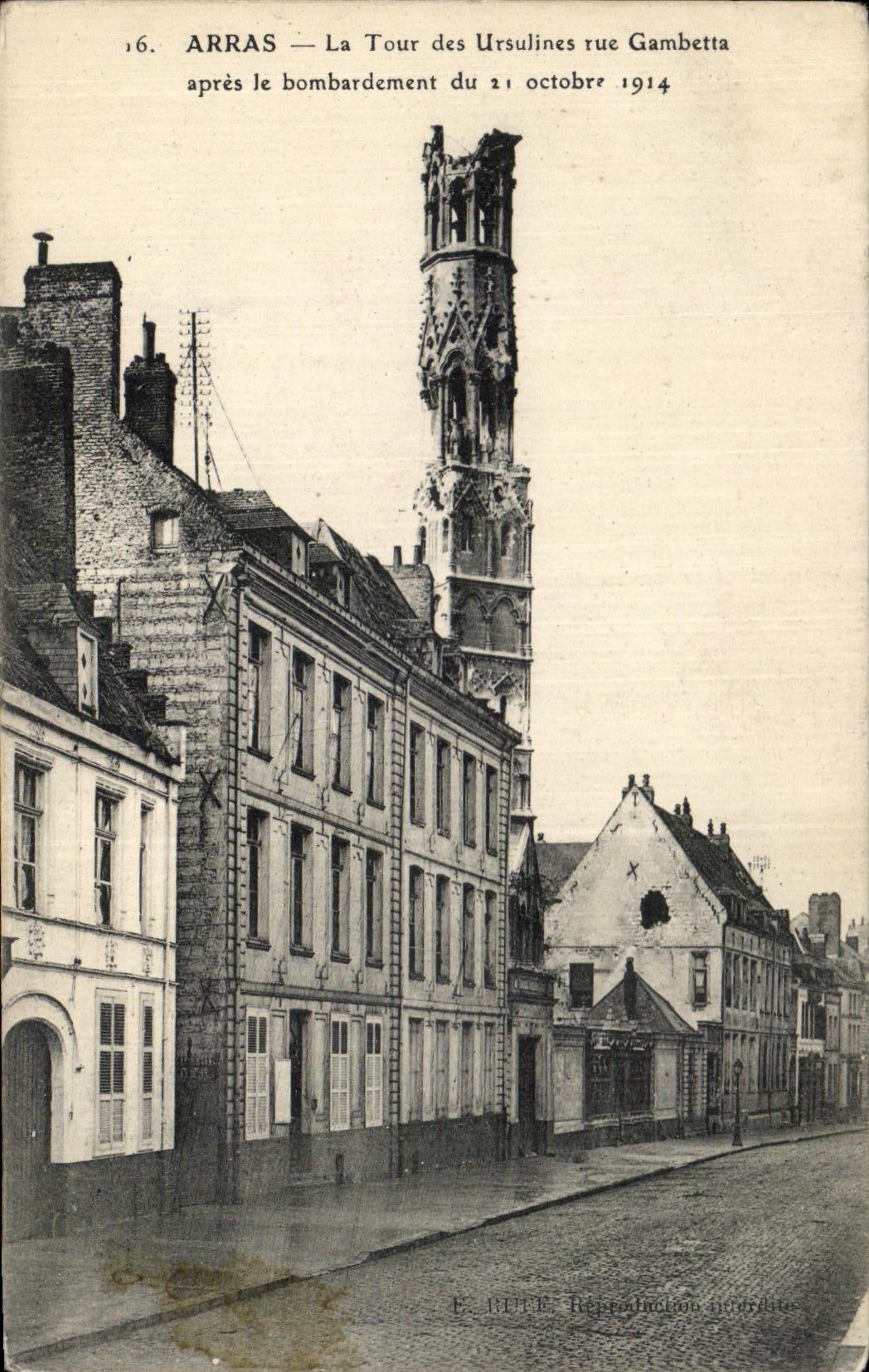 CPA Arras La Tour des Ursulines rue Gambetta apres le bombardement Militaria